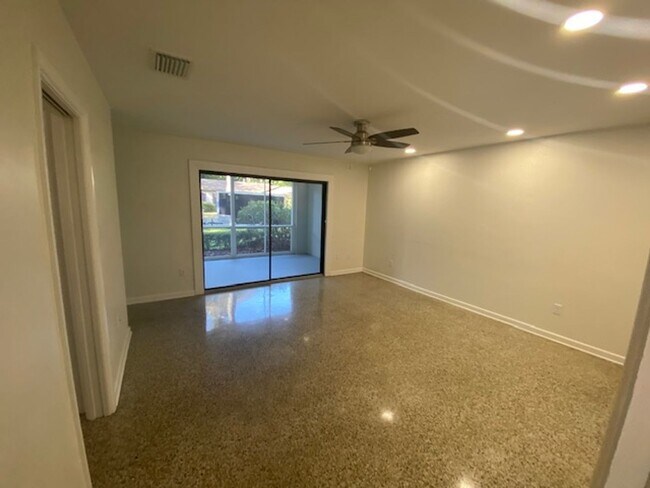 Primary Photo - 921 NE 6th Ave