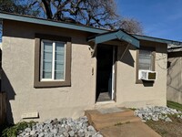 Building Photo - Newly Renovated Studio Cottage South Reddi...