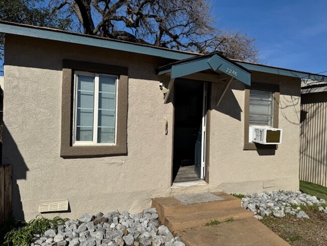 Primary Photo - Newly Renovated Studio Cottage South Redding