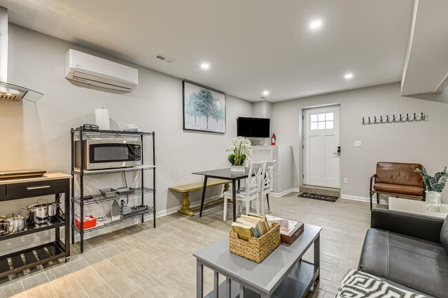 Building Photo - 6604 Oak St