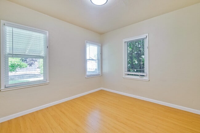 Building Photo - Bright, Clean and Cozy 2BR, 1BA Single Fam...