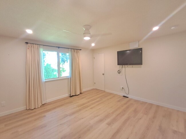 Building Photo - $2,595 - 4 Bed / 3 Bath Home with Fully Fe...