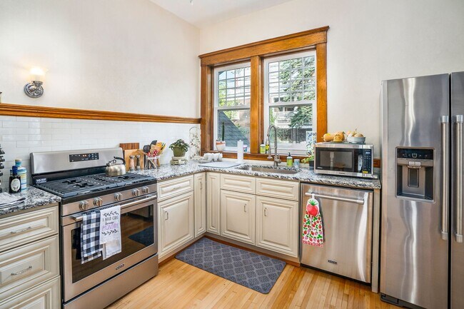 Building Photo - Beautiful 3 Bedroom/2 Bathroom First Floor Apartment in East Duluth Mansion - AVAILABLE JUNE!