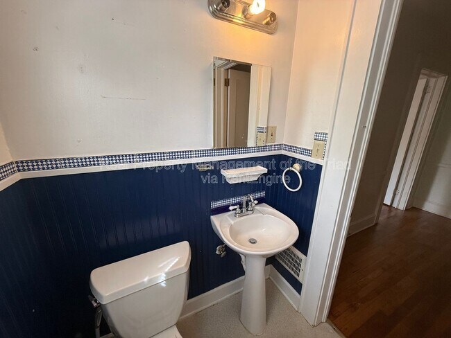 Building Photo - 801 Knollwood St