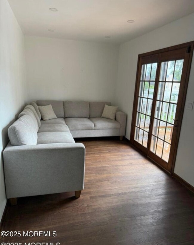 Building Photo - 530 Wall St