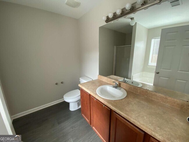 Building Photo - 701 Walnut Woods Dr