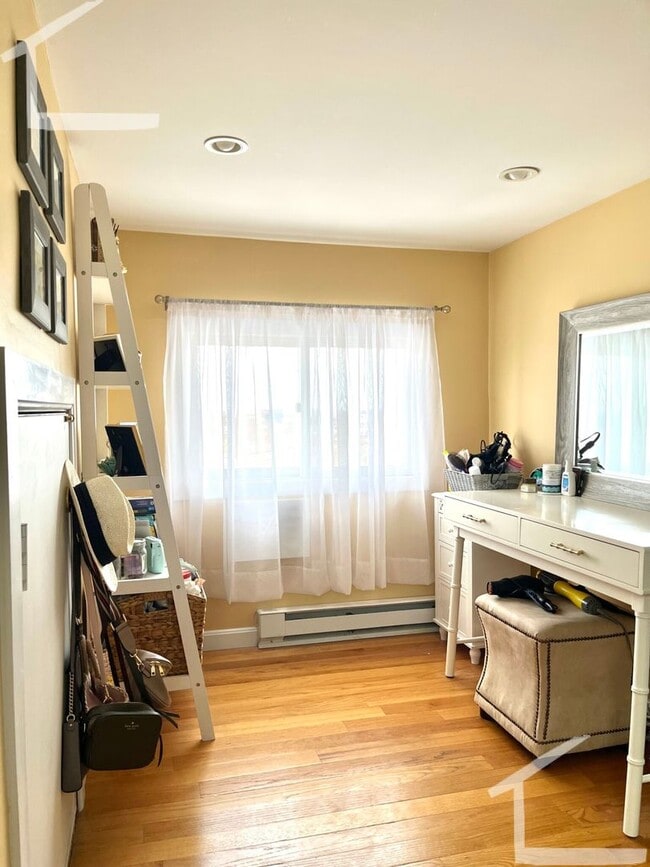 Building Photo - HUGE 3 bed duplex in the heart of Oak Square!