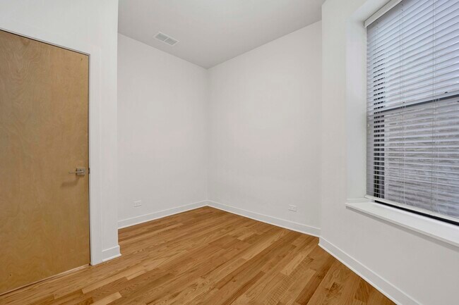 Building Photo - 120 E 57th St