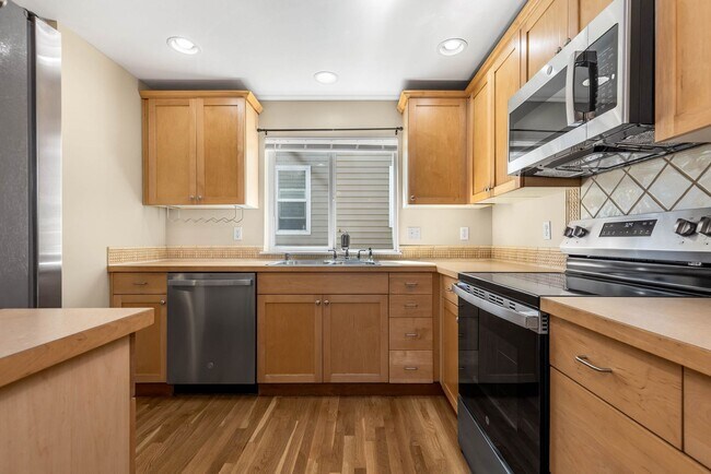 Building Photo - 3 bedroom/ 2.5 bathroom townhouse in Licton Springs