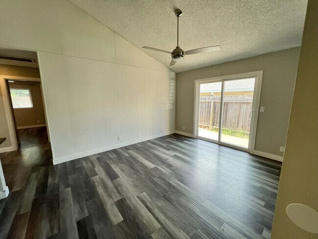 Building Photo - SAC T 4824 - 4826