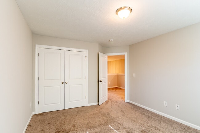 Building Photo - 811 Lillian Pk Dr