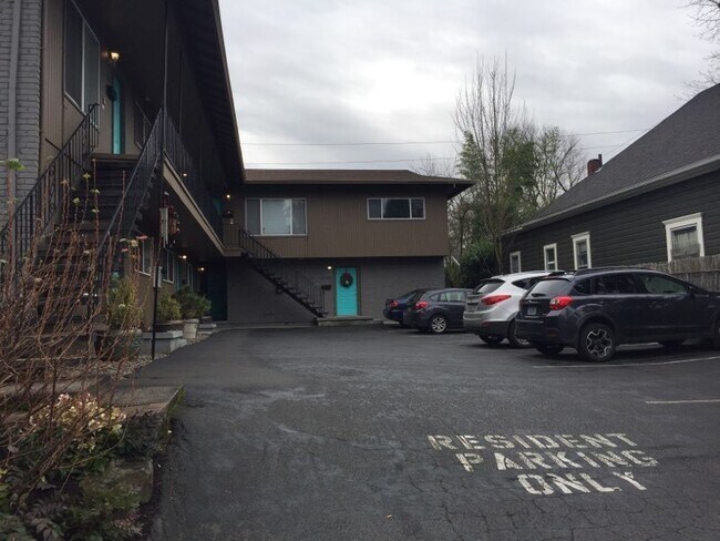 Building Photo - Upper corner unit 1 bed on Belmont, granite, hardwoods, off street parking!