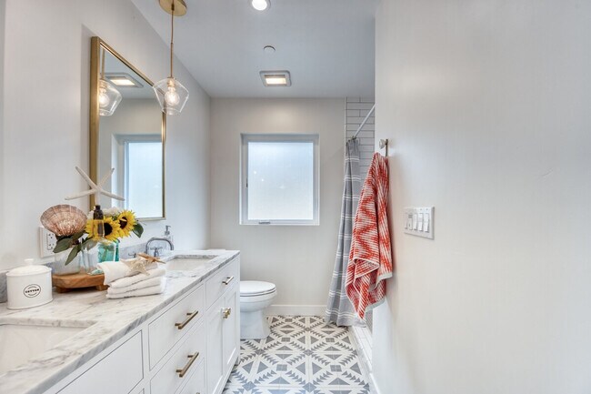 Building Photo - 727 Sonrisa St