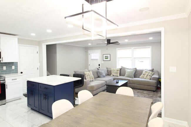 Building Photo - 3367 Oak Dr SW