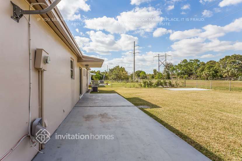 Building Photo - 3010 SW 97th Ct