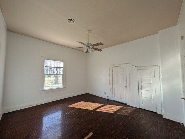 Building Photo - 1385 Long Ave