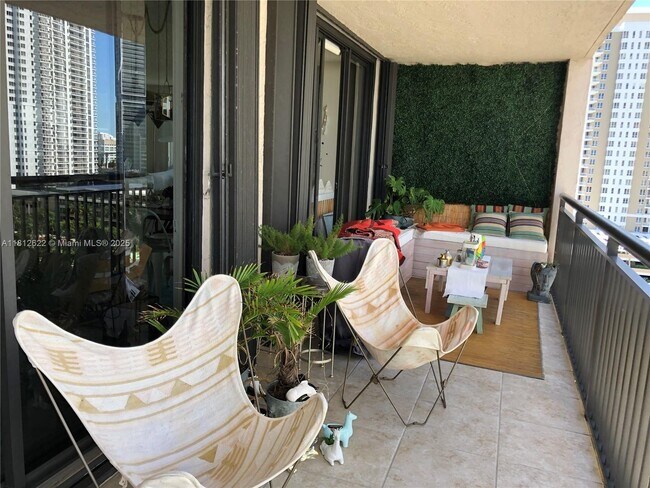 Building Photo - 540 Brickell Key Dr