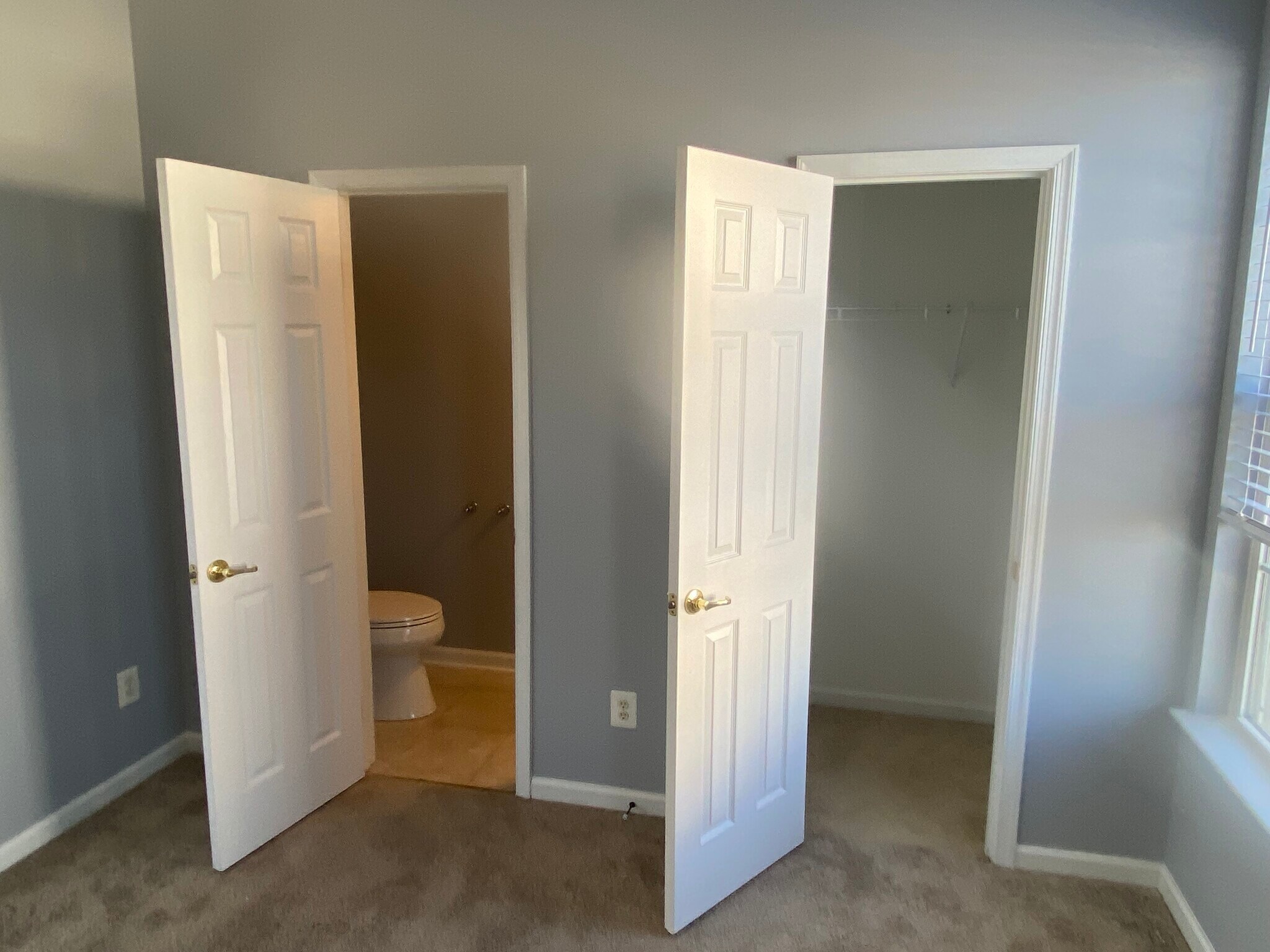 Main bedroom with walk-in closet and bath - 4101 Strawbridge Ct