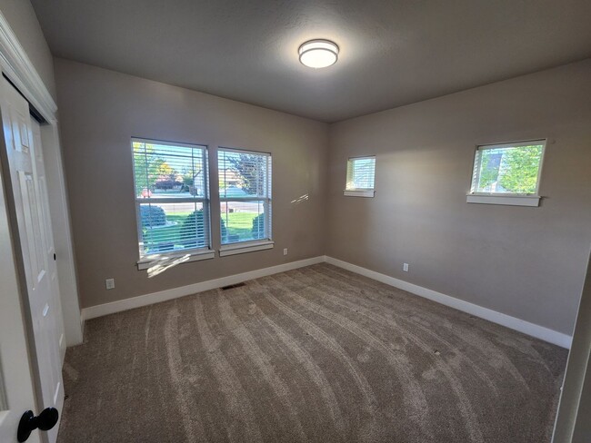 Building Photo - Beautiful, Spacious North Twin Falls Home