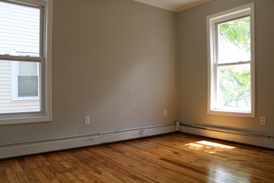 Building Photo - 119 River St