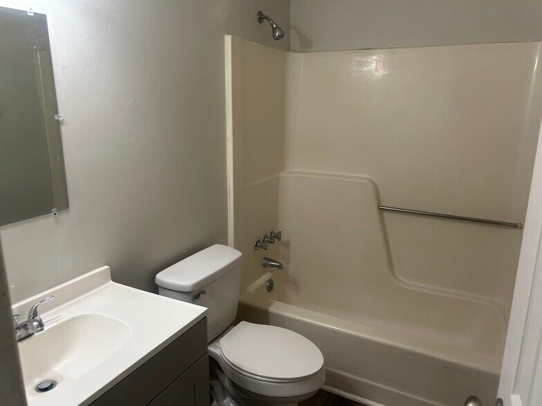 Building Photo - 403 Cedar Creek Dr