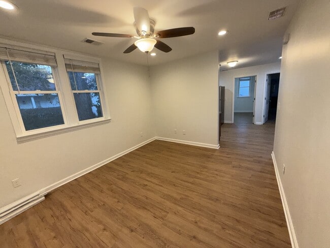 Building Photo - 212 Romney St