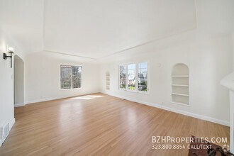 Building Photo - Charming Duplex in McCarthy Circle – Class...