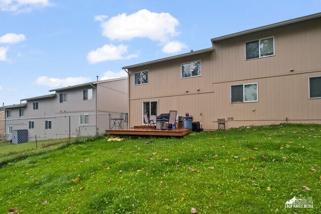 Building Photo - Townhouse — Beautiful 3-Bed / 2-Bath, 2-St...