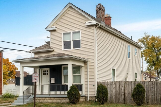 Building Photo - Elegant 3 Bed / 1.5 Bath Renovated Home in...