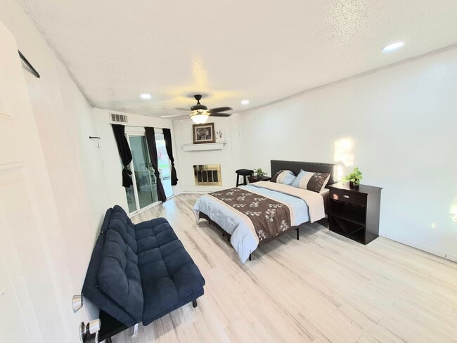 Building Photo - 1533 Bosque Dr