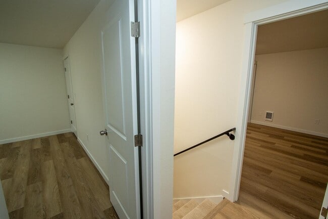 Building Photo - 403 43rd Ave SW