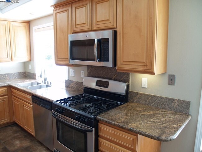 Building Photo - 647 Doral Dr