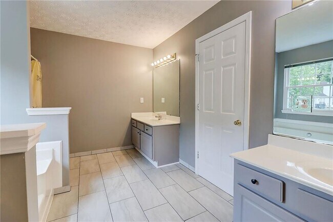 Building Photo - 1061 Chase Creek Ct