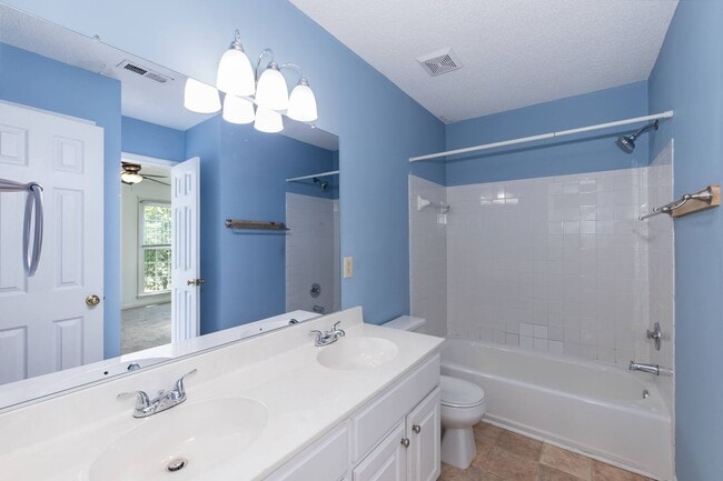 Building Photo - Three Bedroom Home!