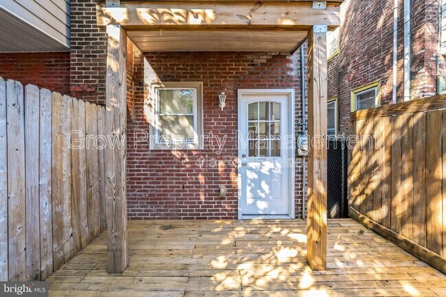 Building Photo - 2509 E Oakdale St