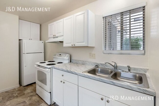 Building Photo - Gorgeous New Remodeled Apartment in North ...