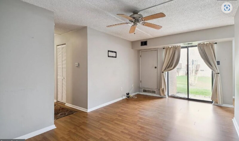 Building Photo - 3005 Valley Dr