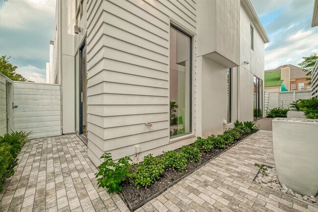 Building Photo - 2114 Potomac Dr
