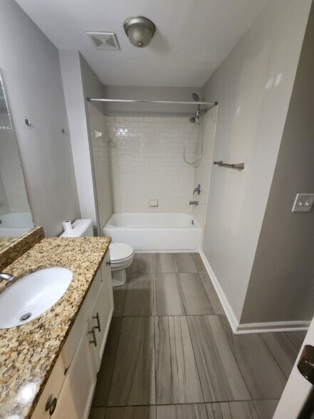 Building Photo - 4000 Riverlook Pky SE