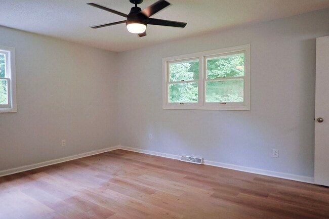 Building Photo - nice renovated 4 Bed 3 Bath