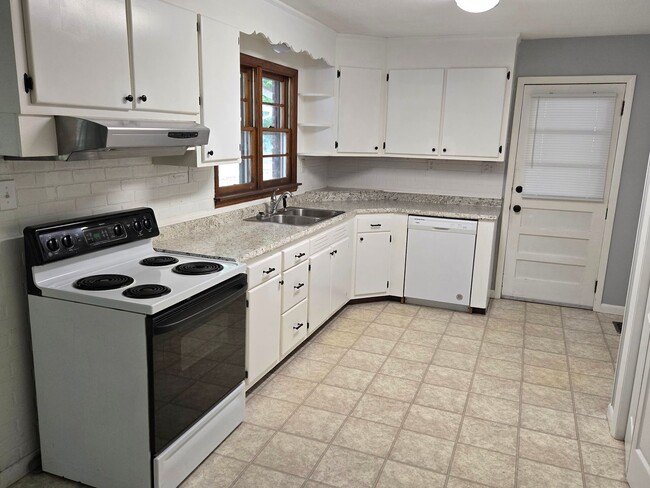 Building Photo - Roomy 3br country home with a sunroom!
