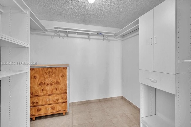Building Photo - 1000 Parkview Dr