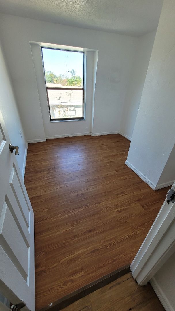 Building Photo - 3 Bedroom, 1.5 Bath - Two-Story Home/Duplex