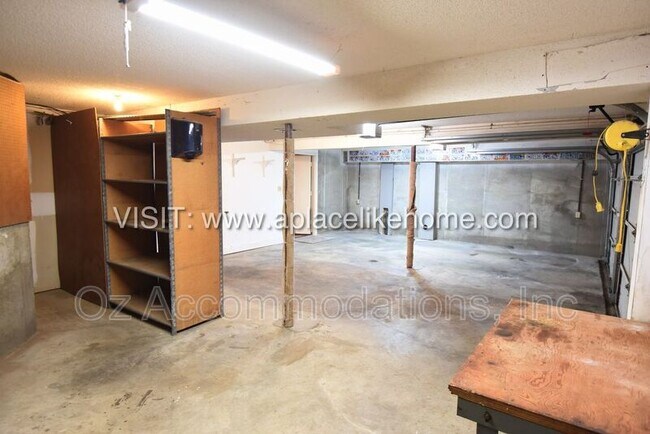Building Photo - 1140 SW Huntington Rd