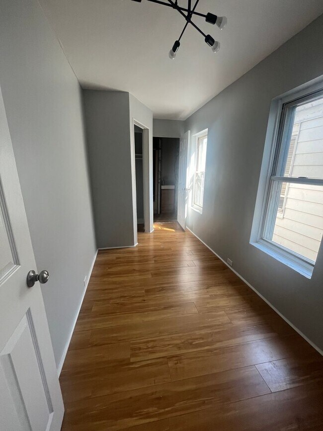 Building Photo - 3 Bedroom 1 bath house