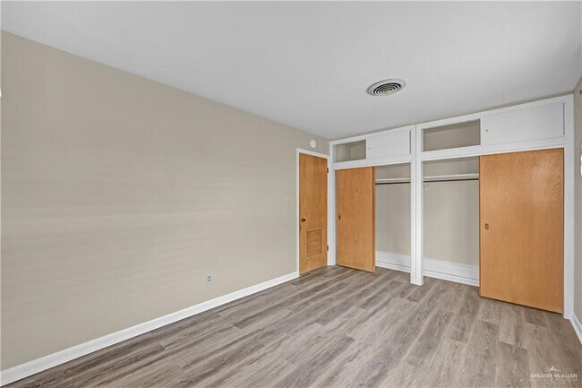 Building Photo - 21 E Walnut Ave