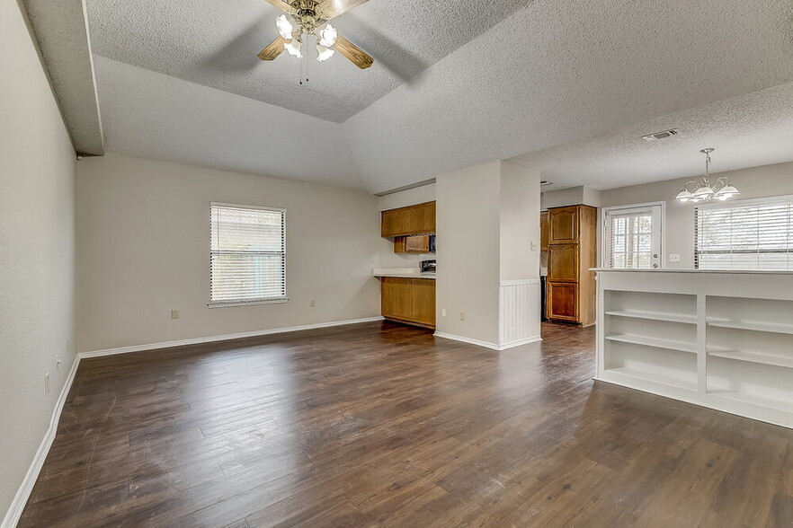 Building Photo - 1228 Nelson Pl