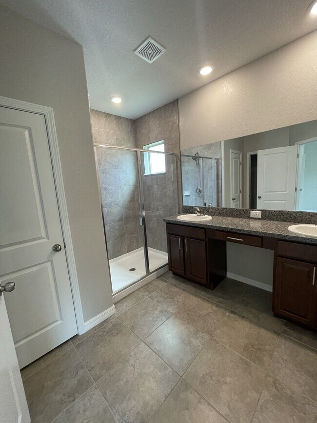 Building Photo - "Charming 3-Bedroom Wesley Chapel Home with Granite Finishes & Spacious 1,807 Sq Ft great Layout....