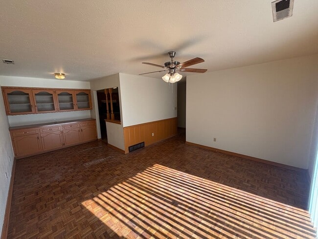 Building Photo - Wonderful 3 Bed 1.5 in Del City - *2 WEEKS FREE ON YOUR SECOND MONTH. FREE APPLICATIONS*