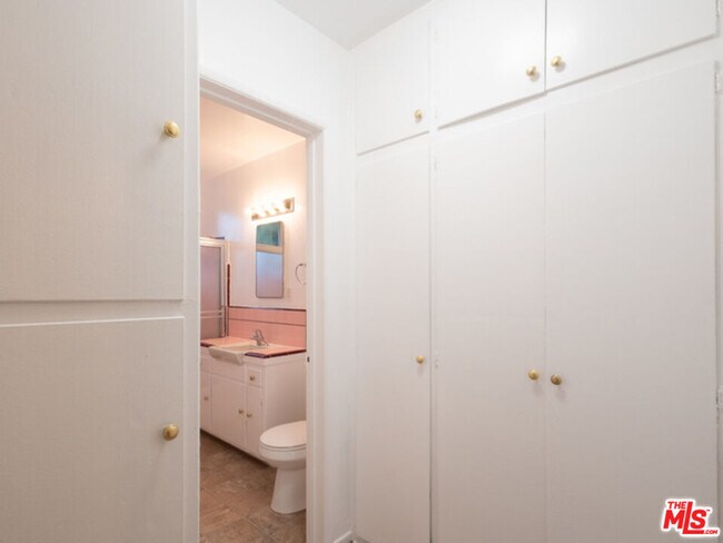 Building Photo - 422 Arnaz Dr
